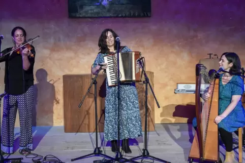  Drei von sechs Schwestern der nordirischen Familie McLaughlin bilden das Folk-Trio The Henry Girls.