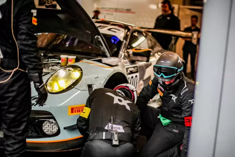 Nichts geht mehr: Dienst und Co. mussten den Porsche mit Leistungsverlust in der Box abstellen. 