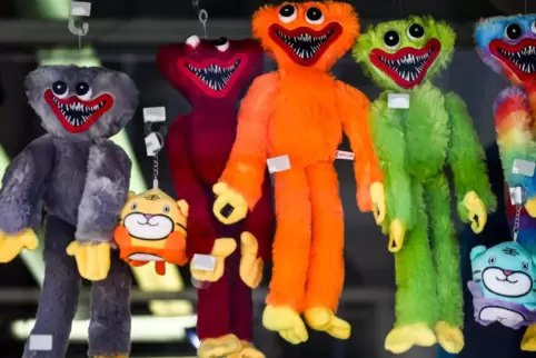 Huggy Wuggy gibt es auch als Plüschtier in allen Farben zu kaufen. 
