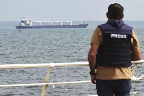 Ein Journalist beobachtet, wie das unter der Flagge von Sierra Leone fahrende Frachtschiff „Razoni “den Hafen in der Region Odes
