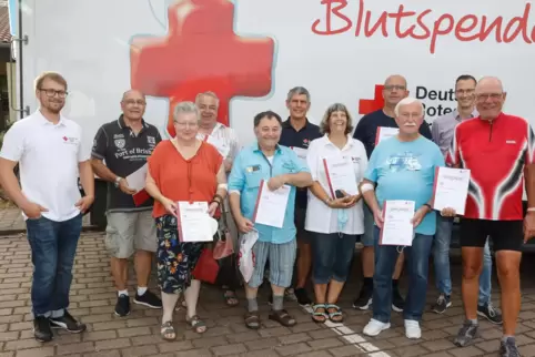  Eingerahmt von First Responder Luca Wollan (links) und Blutspende-Öffentlichkeitsreferent Florian Ruwwe: die Vielfachspender Th