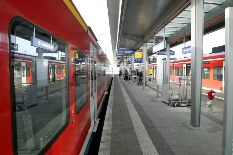 Kaiserslautern ist am 7. August per Bahn weder aus Neustadt noch aus Pirmasens zu erreichen.