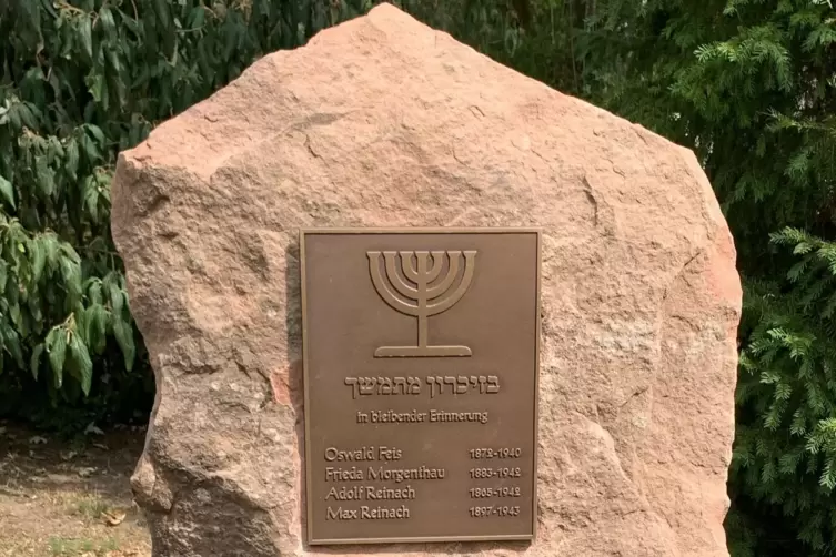 Aus dem Deidesheimer Stadtwald: der Findling, auf dem die Bronzeplatte mit den Namen der vier NS-Opfer angebracht wurde. 