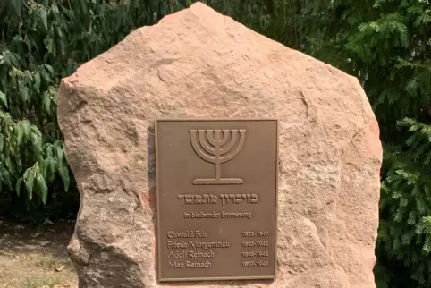 Aus dem Deidesheimer Stadtwald: der Findling, auf dem die Bronzeplatte mit den Namen der vier NS-Opfer angebracht wurde. 