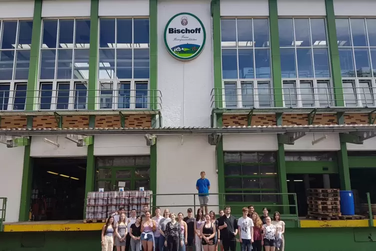 Schüler aus der elften Klasse des WEG beim Besuch der Brauerei Bischoff in Winnweiler. Hier wurde der Sieger des Wettbewerbs gek