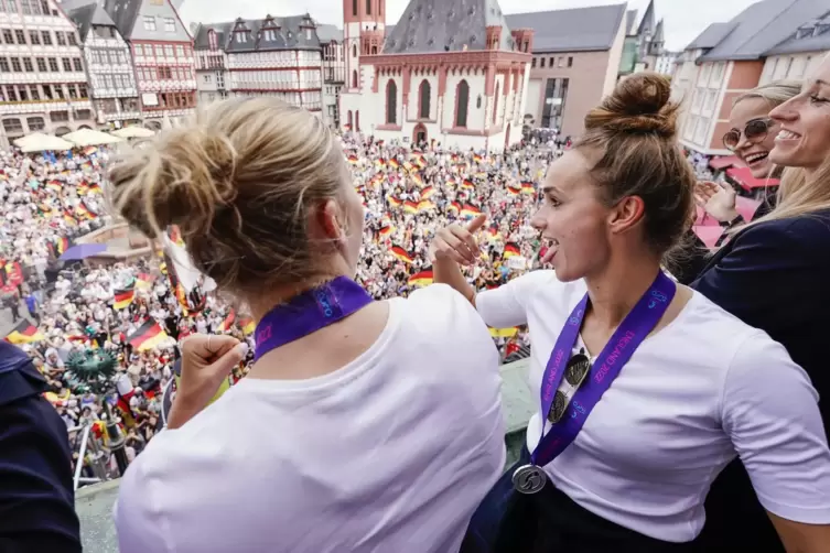 &Uuml;berw&auml;ltigt vom Empfang der Fans am Montag in Frankfurt: Alexandra Popp (links) und Lina Magull, die im Finale das deutsche Tor 