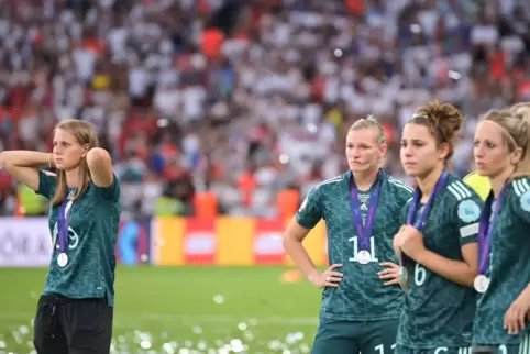 Enttäuscht nach dem Finale, aber trotzdem Gewinnerinnen: Die deutschen Fußball-Frauen.