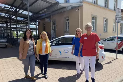 Das Foto zeigt (von links) Pflegedienstleiterin Jasmin Elsenbast, Geschäftsführerin Sabine Seifert und Ute Birk und Sibylle Gräf