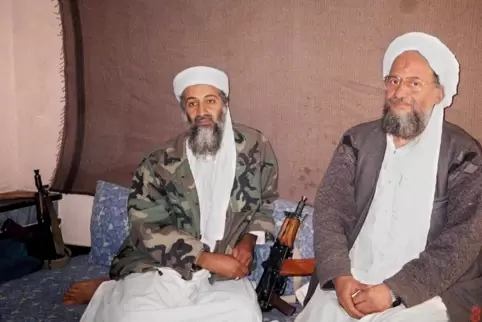 Ein Foto der Zeitung Ausaf vom 08.11.2001 zeigt Osama bin Laden (links) zusammen mit seinem Stellvertreter Aiman al-Sawahiri in 