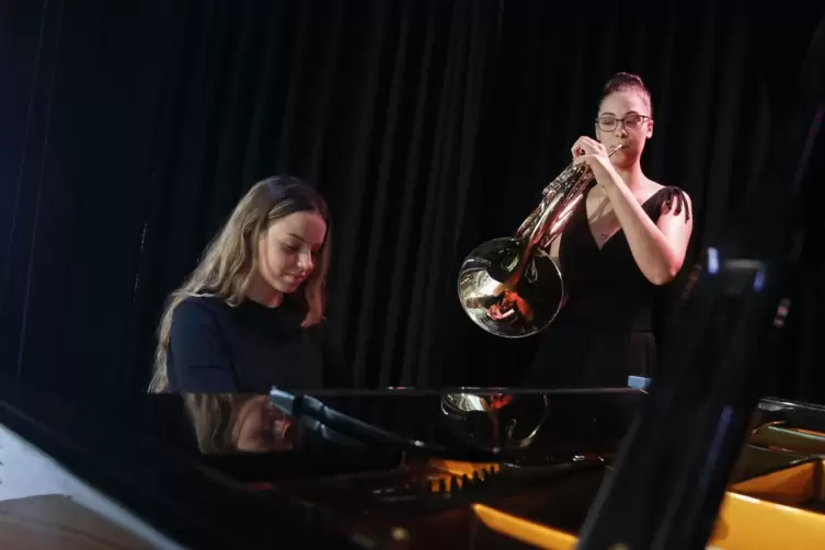 Sind gemeinsam Bundespreisträger bei „Jugend musiziert“ geworden: Anna Gaedtke aus Winnweiler (rechts) und Kristina Kappes aus L