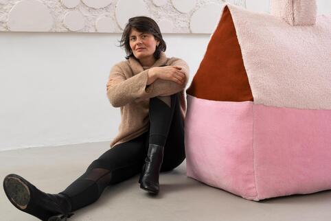 Die Düsseldorfer Künstlerin Janine Böckelmann – hier mit ihrer Arbeit „Das kuschelige Heim“ (2022), stellt im Hotel Braun Objekt