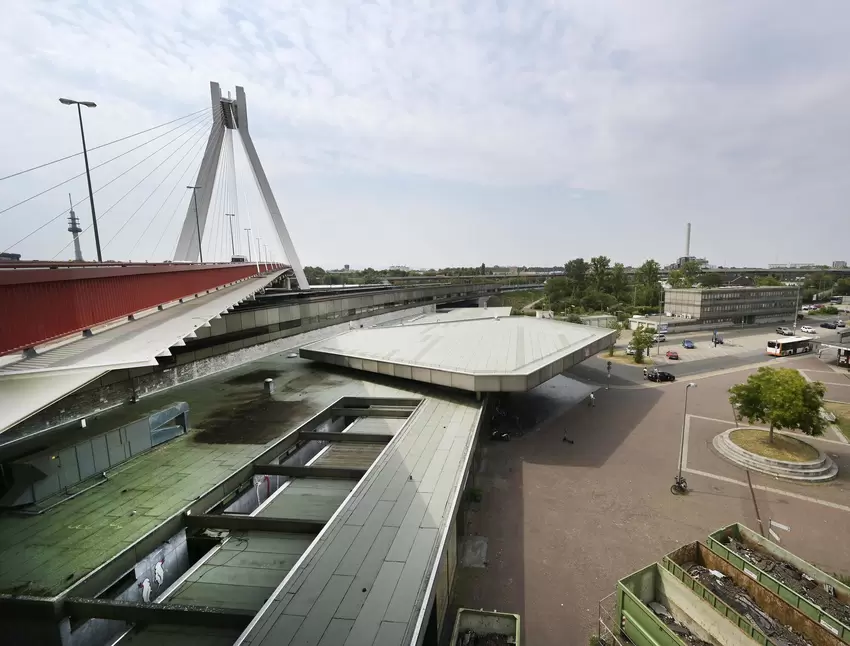 Überdimensioniert: der Hauptbahnhof Ludwigshafen mit der Pylonbrücke.