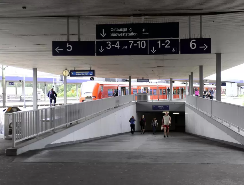 Fürs Umsteigen müssen zwischen den Bahnsteigen mehrere hundert Meter zurückgelegt werden.