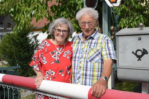 Zieren ihren Vorgarten mit einer Bahnschranke: Erika und Walter Dries.