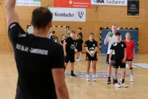 Spieler und der Physio des Drittligateams leiteten die Einheiten. 