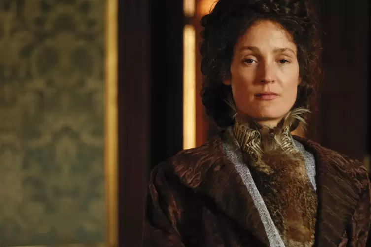 Eine Monarchin jenseits der 40: die Luxemburger Schauspielerin Vicky Krieps als Kaiserin Sissi im Film &bdquo;Corsage&ldquo;.