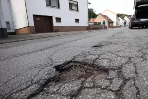Teilweise so groß wie Fußbälle sind die Schlaglöcher in Kirrberg. Das soll sich ändern: Die Ortsdurchfahrt wird ab Freitag, 5. A