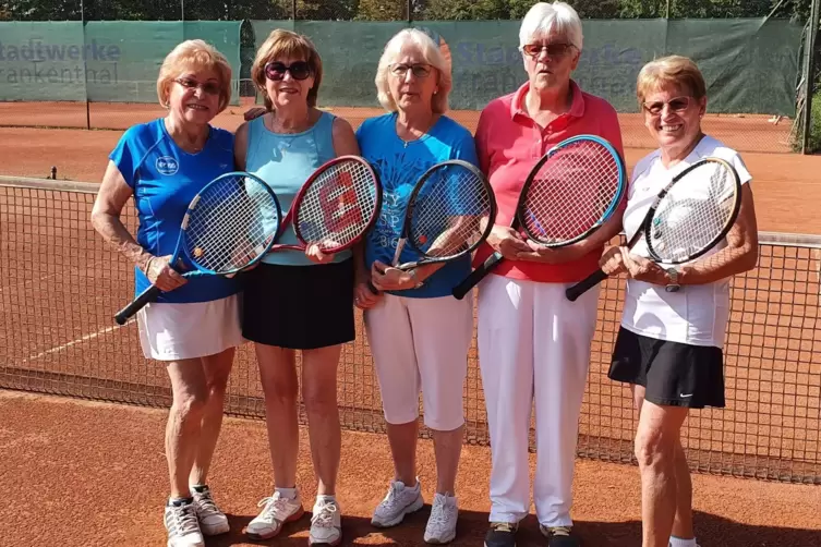 Die Damen 60 des TC Mörsch schlagen 2023 in der Pfalzliga auf (von links): Rose Berberich, Renate Eckermann, Celina Dziendziol, 