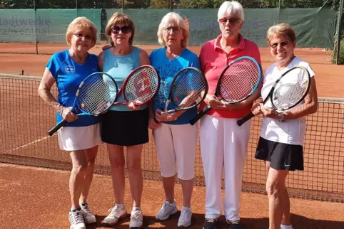 Die Damen 60 des TC Mörsch schlagen 2023 in der Pfalzliga auf (von links): Rose Berberich, Renate Eckermann, Celina Dziendziol, 