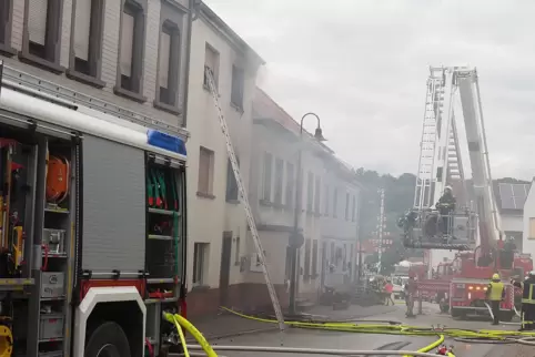 Mit einem massiven Löscheinsatz bekämpfte die Feuerwehr die Flammen. 