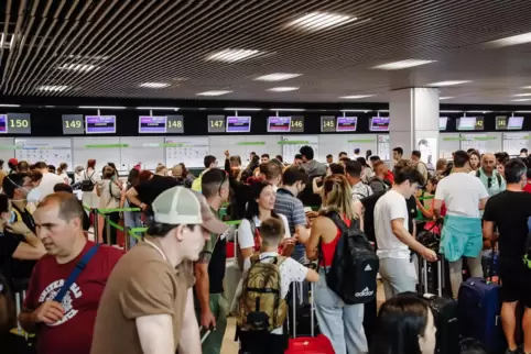 Die Klimaanlage im Madrider Flughafen darf nur noch bis 27 Grad runterkühlen.