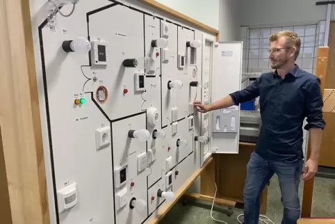Philipp Stahl hinterlässt der BBS SÜW ein Schulungsmodell, bei der ein Smart-Home-System exemplarisch dargestellt ist. 