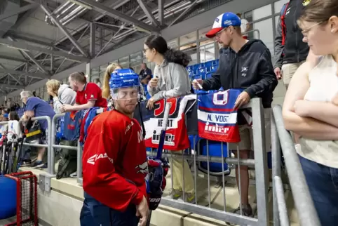Gleich mal auf Tuchfühlung mit den Adler-Fans: Neuzugang Matt Donovan und die Autogrammjäger. 