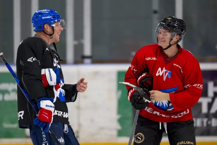 Prominenter Trainingsgast: NHL-Jungstar Tim St&uuml;tzle (rechts), hier mit David Wolf.