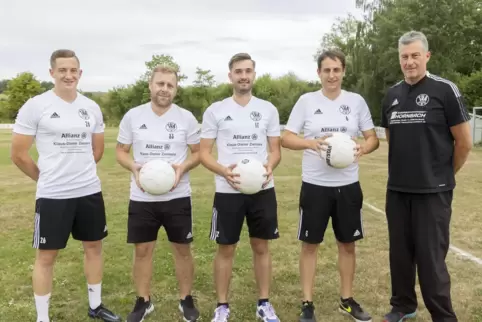 Links Althornbachs neuer Trainer Janik Greinert. Daneben (von links) die Neuzugänge Frederik Lavall, Cedric Spanier, Max Knörr u