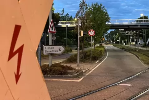 Kein Streich: Die Stadtverwaltung hat vergessen, die Geschwindigkeitsreduzierung anzukündigen.