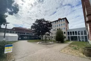 Von links nach rechts, von Gebäude A bis Gebäudeteil E, wird die Kreisverwaltung saniert.