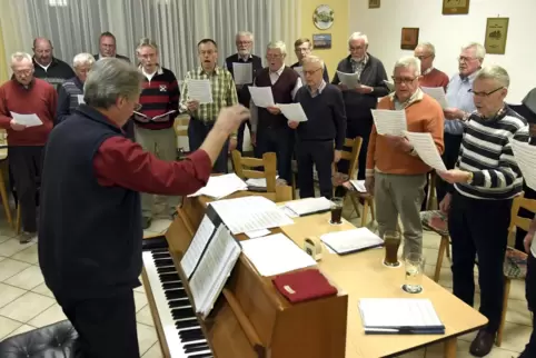 Die Männerchorgemeinschaft Beindersheim-Dirmstein-Heßheim 2017 unter der Leitung von Alwin Dinges. Die drei Ortsnamen werden jet