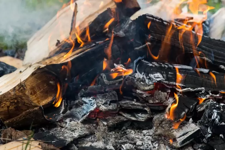 Ein vermeintlich harmloses Lagerfeuer kann einen Waldbrand auslösen. Generell ist Feuermachen und Rauchen im Wald verboten.