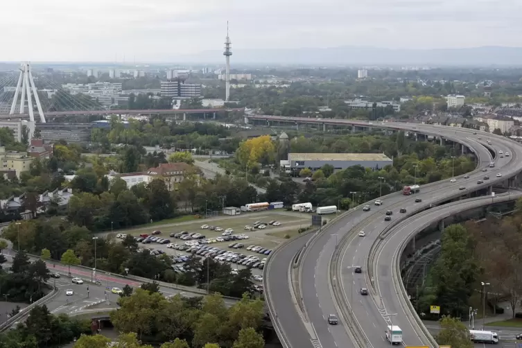 Das Hochstraßensystem in Ludwigshafen kommt die Stadt teuer zu stehen.
