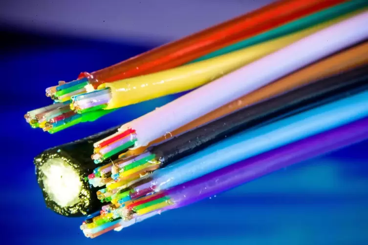 Glasfaserkabel sollen ein schnelles Surfen und Arbeiten im Internet ermöglichen.