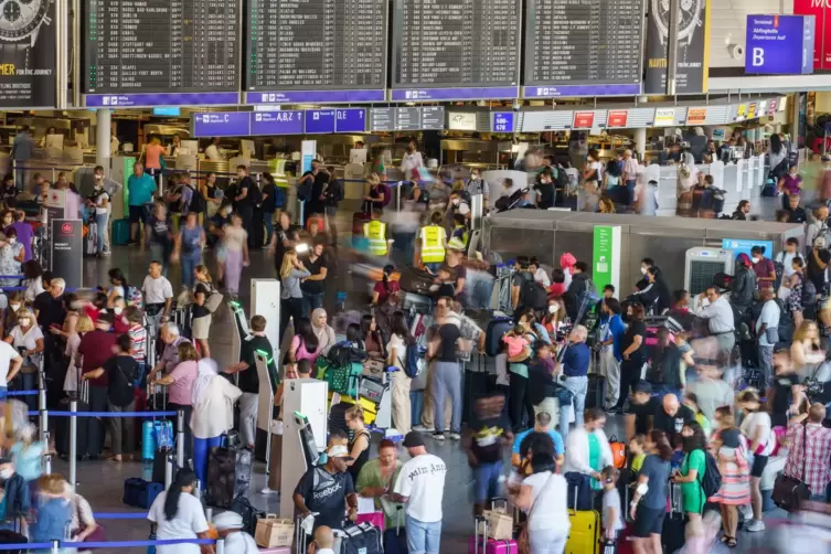 Mit den Hilfskräften soll dem Chaos an deutschen Flughäfen entgegengewirkt werden (unser Bild zeigt den Flughafen Frankfurt im J