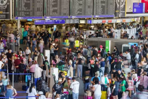 Mit den Hilfskräften soll dem Chaos an deutschen Flughäfen entgegengewirkt werden (unser Bild zeigt den Flughafen Frankfurt im J