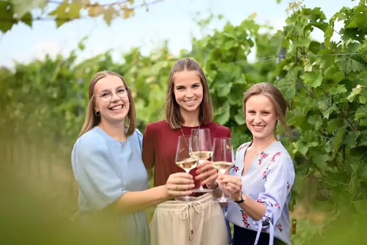 Lea Baßler (Mitte), Lea Lechner und Sandra Eder (rechts) wollen Weinkönigin werden.