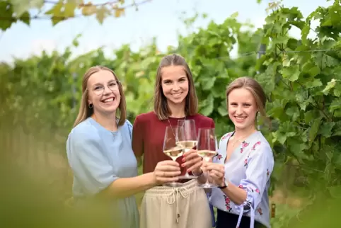 Lea Baßler (Mitte), Lea Lechner und Sandra Eder (rechts) wollen Weinkönigin werden.