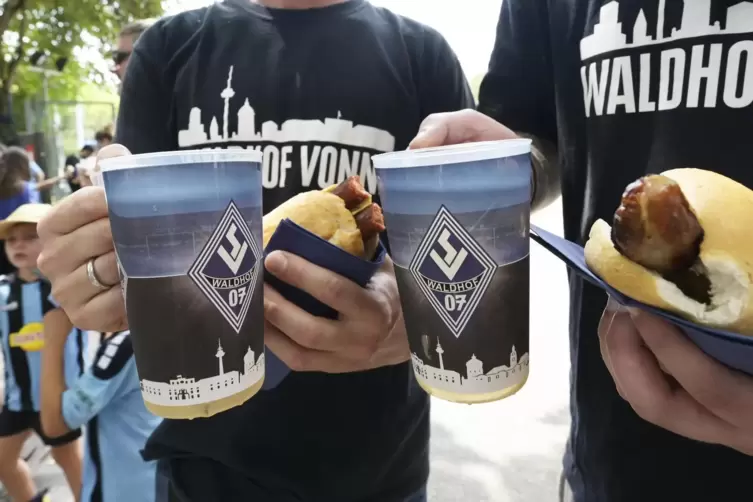 Kaum etwas schmeckt besser als die Stadionwurst. Dass der Senf meist auf der Hose landet, spielt keine Rolle.
