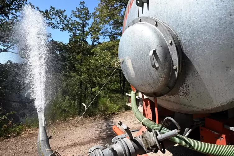 Mit G&uuml;lleanh&auml;ngern werden am Donnerstag gro&szlig;e Mengen Wasser auf die Waldbrandfl&auml;che gespritzt.
