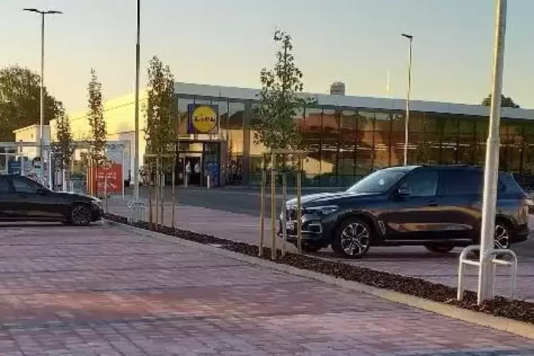 B&auml;ume auf dem Parlplatz. Das Baukonzept war insgesamt nachhaltig angelegt. 