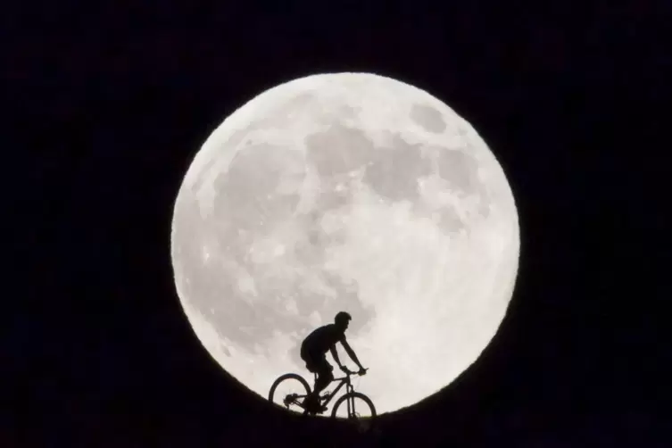 Über 400.000 Kilometer ist der Mond von uns entfernt. So viele Kilometer trugen die fleißigen Radler im Kreis zusammen. 