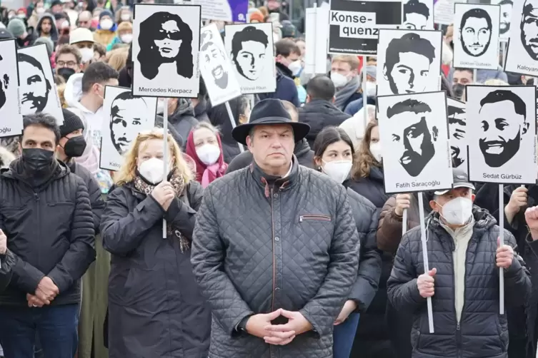 Bei einer Kundgebung für Opfer rechtsextremer Gewalt in Hanau: der Europaabgeordnete Romeo Franz (mit Hut). Er engagiert sich un