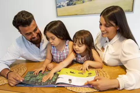  Familienglück: Daniel Benitez Perez mit den beiden Kindern Valentina und Cayetana Benitez Alcarcon und seiner Frau Jessica Alca