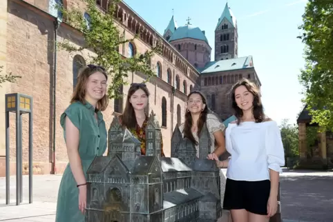 Domführerinnen (von links): Cato Bruinewoud, Sophie Atzpodien, Iratxe Fernandez Perez und Anastasiia Pashaly. 