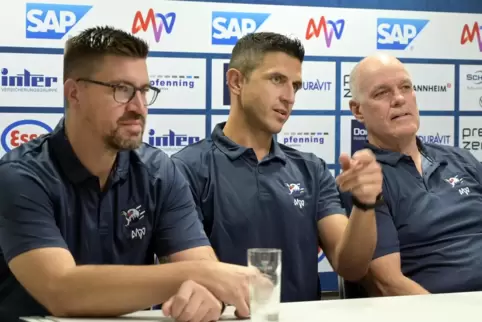 Das Trainertrio der Adler Mannheim: die Assistenten Jochen Hecht (links) und Marcel Goc (Mitte) sowie Cheftrainer Bill Stewart.