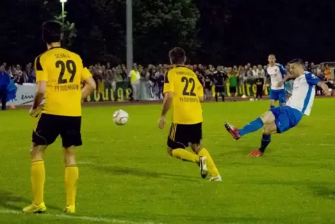 Der entscheidende Moment im Pokalfinale 2015: Marco Steil (rechts) schießt in der letzten Minute der Verlängerung das 1:0-Siegto