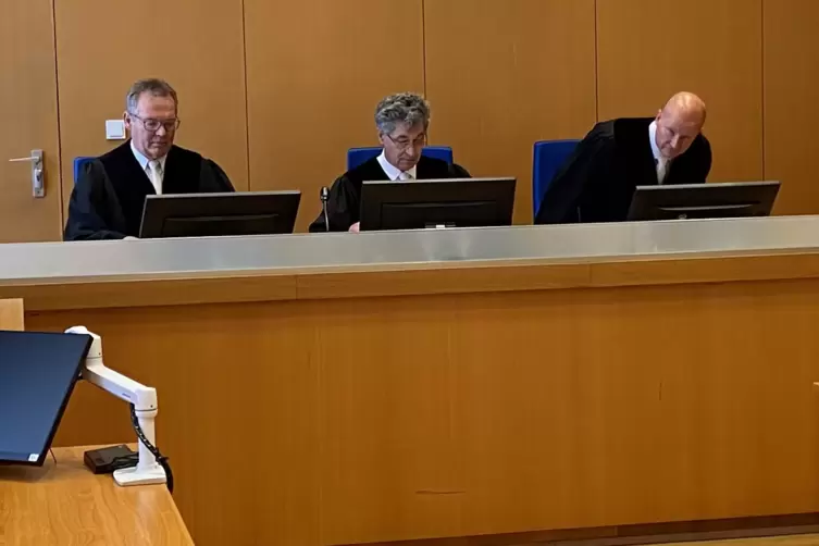 Der 4. OLG-Zivilsenat im Saal 2. Von links Richter Bernd Christoffel, der Vorsitzende Ulf Petry und Richter Alexander Schwarz.