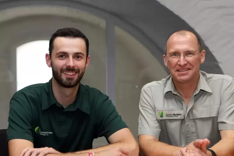 Mario Biwer (links) und Michael Leschnig werben f&uuml;r einen behutsamen Umgang mit der Natur. 